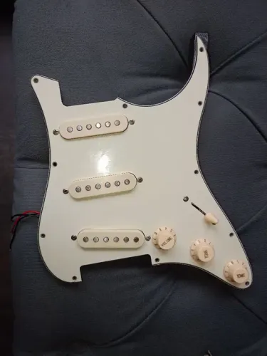 Escudo Captadores e elétrica retirados da Guitarra Tagima TG500