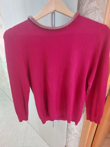 Suéter Feminino Vermelho com Detalhe em Dourado