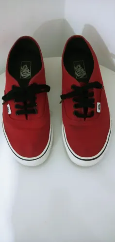 Tênis Vans ( modelo: Authentic) Tam.40. Usado. ( na cor ? vinho).