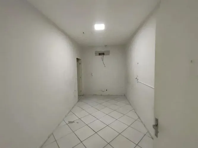 Comercial/Industrial com 18 sala(s) no bairro Araes em Cuiabá - MT