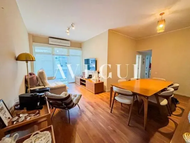 Apartamento de 3 quartos com varanda em rua tranquila no Jardim Botânico