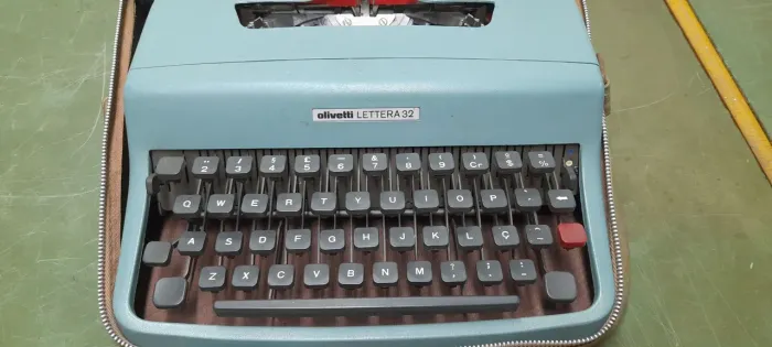 Máquina de escrever Olivetti Lettera 32
