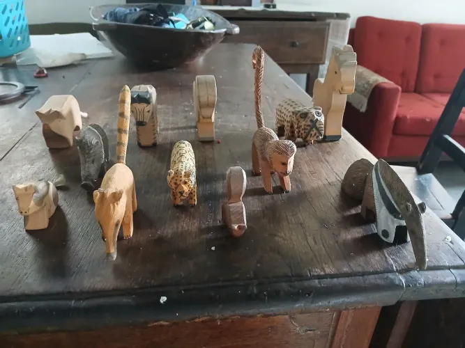 Coleção de Animais de Madeira Artesanais