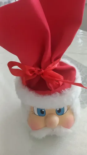 Um papai Noel porta panetone
