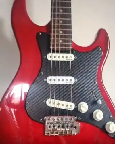 Guitarra strinberg vermelha 