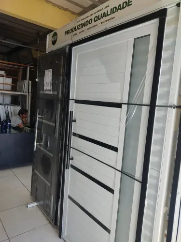 Combo porta preta e branca com guarnições pretas