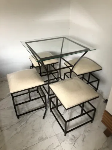 Mesa nova de vidro com 4 bancos de almofada