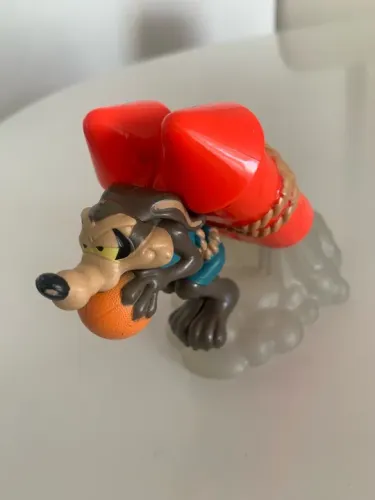Boneco Coyote Looney Tunes McDonald's Basquete Interativo brinquedo miniatura pernalonga