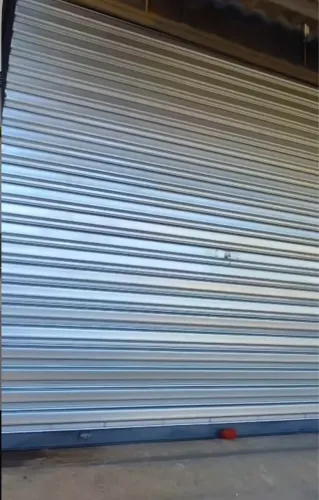 Porta de enrolar para comércio. Em aço galvanizado reforçando