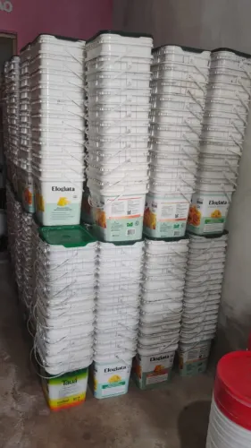 Balde quadrado de 15kg, sujo de óleo de palma. Valor: 3,50 reais cada.  