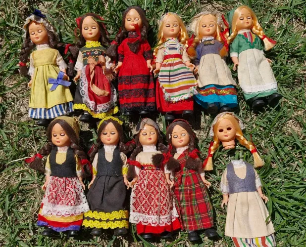 Conjunto de bonecas antigas de diversos paises