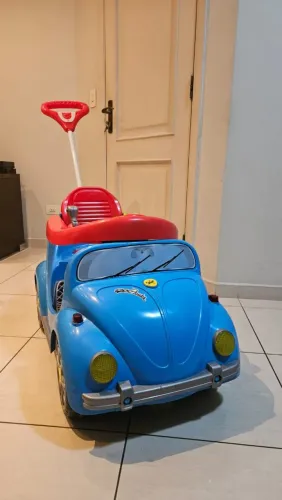 Carrinho de passeio e pedal Fusca azul