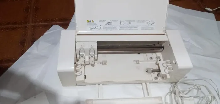Máquina de Corte Silhouette Curió Faz Revelo 220v (Usado)