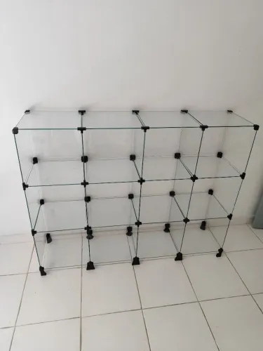 Balcão de vidro com 12 nichos.