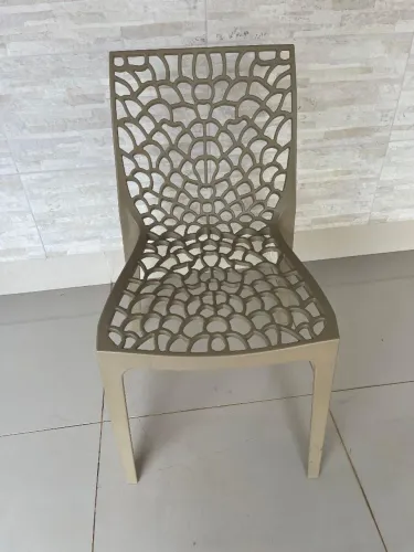 Cadeira Decorativa em Plástico Vazada