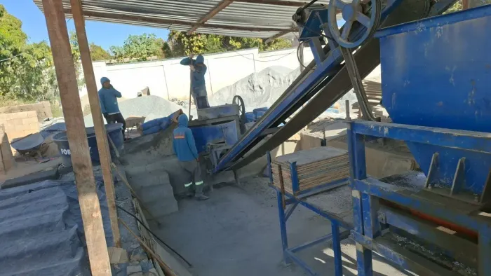 Fábrica Sextavado/ Meio-Fio/ Paviers (Prensa/Esteira e Misturador)