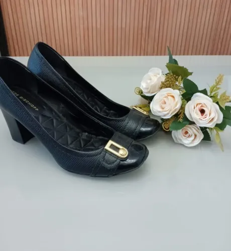 Scarpin Preto Elegante com Detalhes Dourados