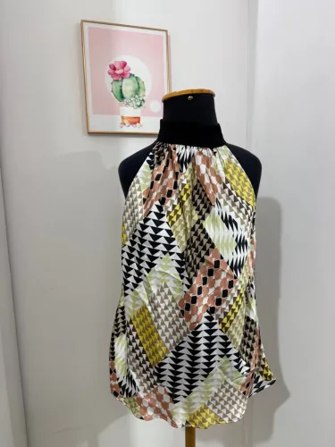 Blusa estampada com gola alta