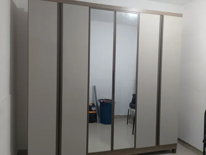 Guarda-Roupa de 6 Portas com Espelho