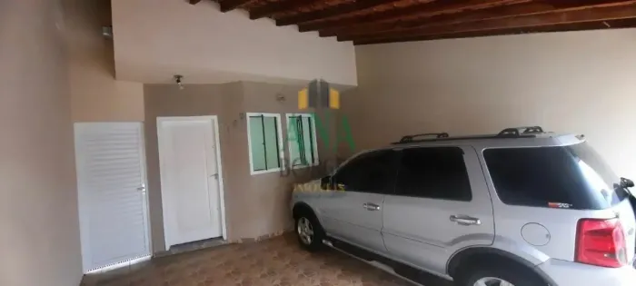 É uma casa com Garagem pra 2 veículos