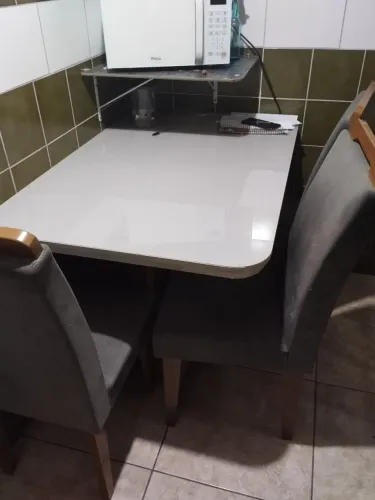 Vendo mesa de 4 cadeiras 