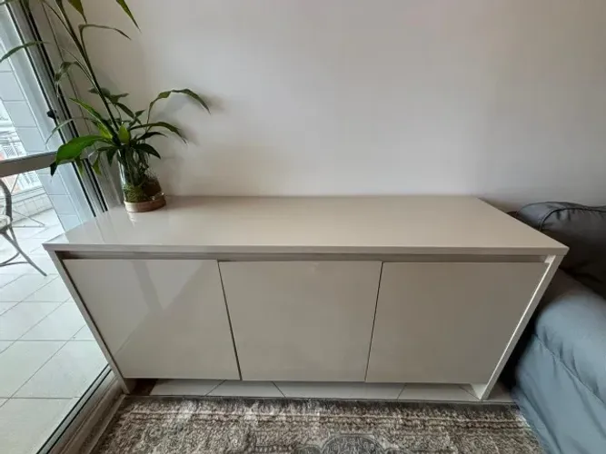 Buffet Creme c/ gaveta interna e 3 portas c/ divisórias internas