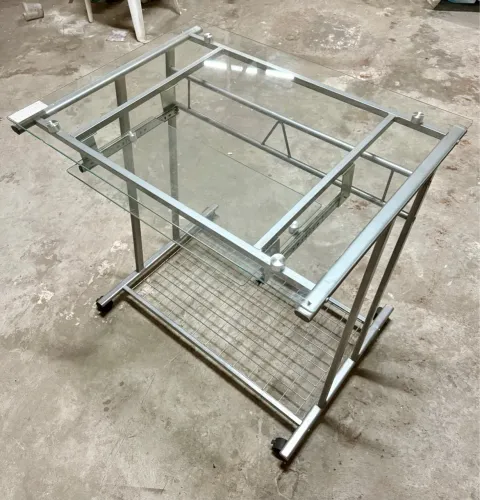 Mesa escrivaninha para computador em vidro e metal
