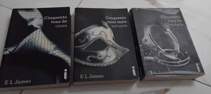 Livros Cinquenta Tons de Cinza.