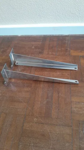 Mão francesa cromada para painel canaletado.