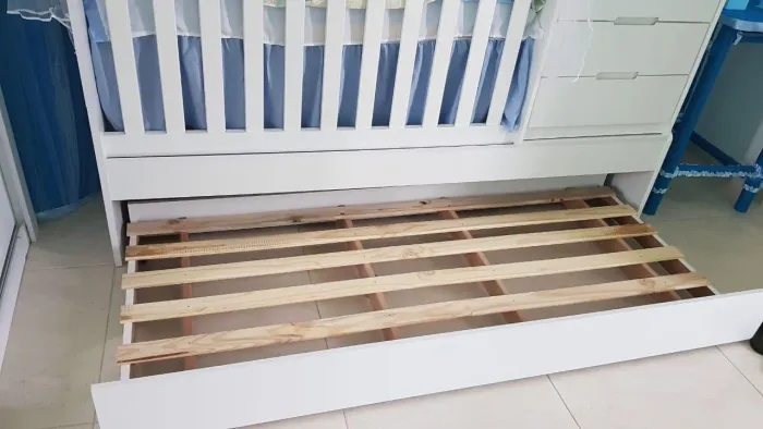 Berço vira cama e cômoda e têm cama auxiliar