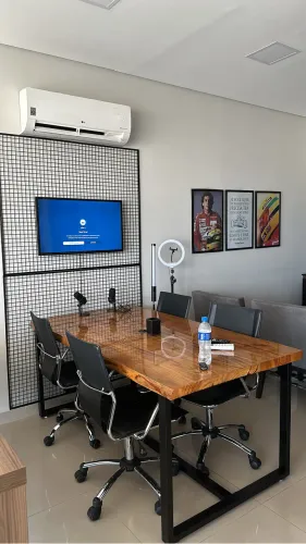 MESA DE REUNIÃO ESTILO INDUSTRIAL EM PINHO RESINADO + 4 CADEIRAS EXECUTIVO EM COURO