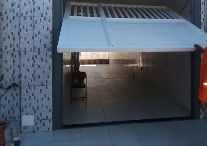 Serviços de serralheria em aço (ferro) e alumínio.