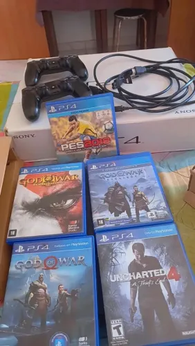 Vendo ps4 seminovo ! Os 2 controles ok ! +5 jogos