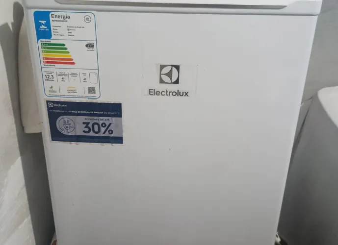 Frigobar semi novo
