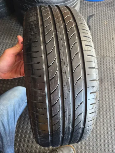 Um pneu 215/45/18 radial vulcanizado (230 em 2× no ct