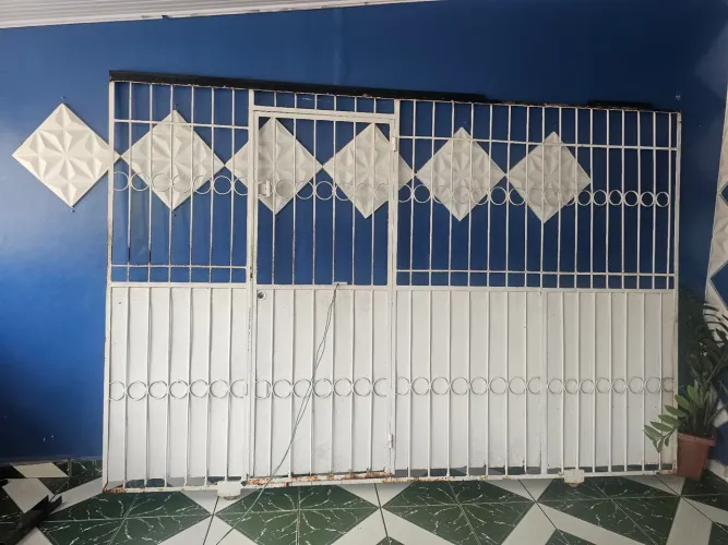 Portão grande e grade