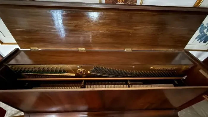 Piano Essenfelder Vertical - Clássico em Madeira Nobre
