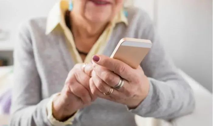 Aulas para aprender usar o celular para pessoas da terceira idade