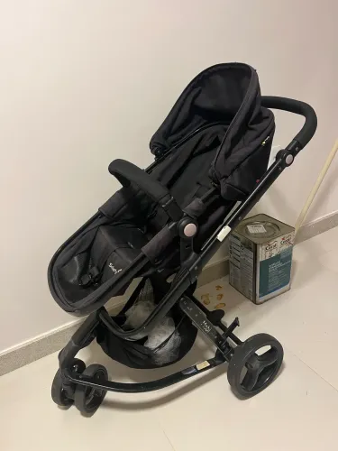 Carrinho de bebê e bebê conforto