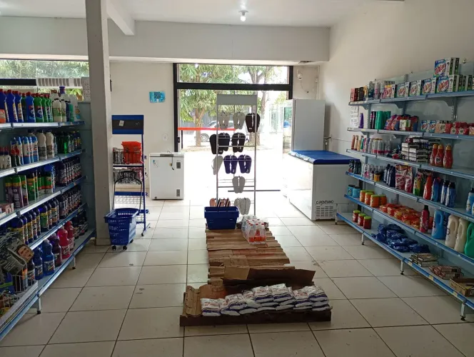 Venda de Mercadinho Completo_gôndolas e freezer 