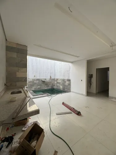 Casa com piscina 10 minutos da orla