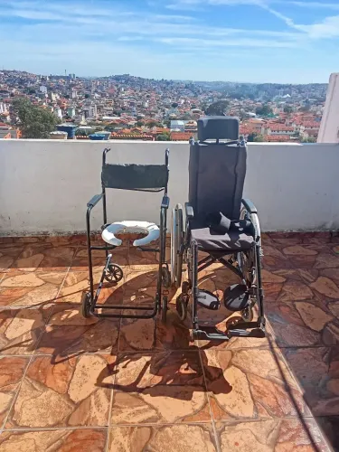 Vendo esta cadeira de rodas e está de banho