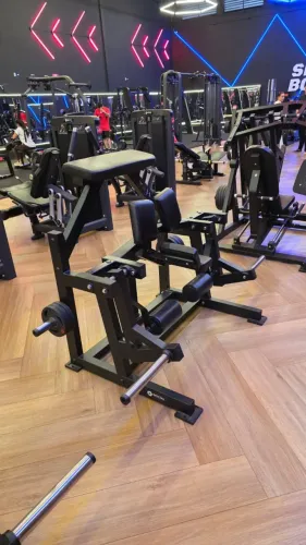 Flexora em pé Unilateral Articulado Modelo Hammer - Preto
