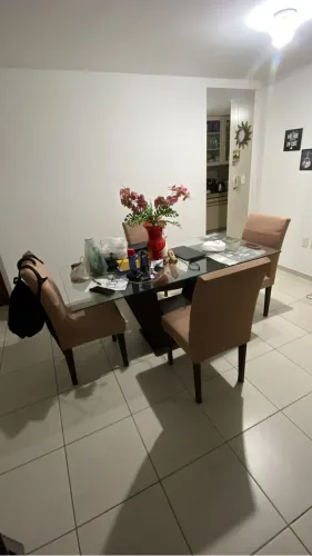 Mesa de vidro com 6 cadeiras