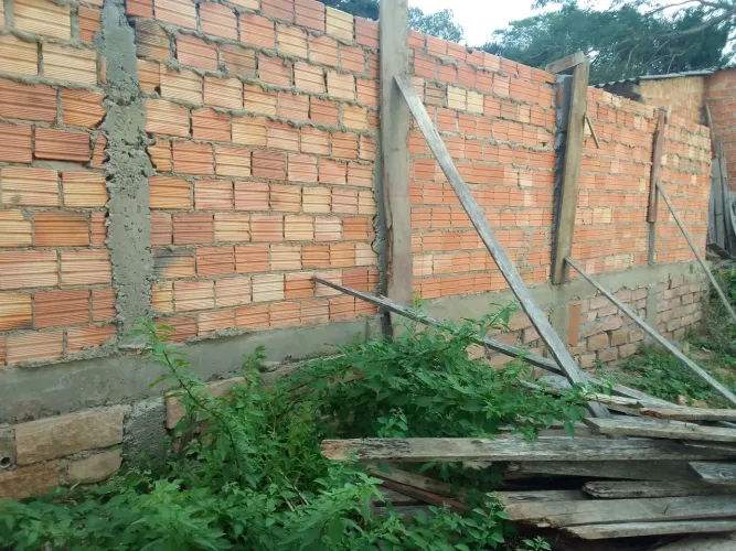 vende-se terreno todo murado 
