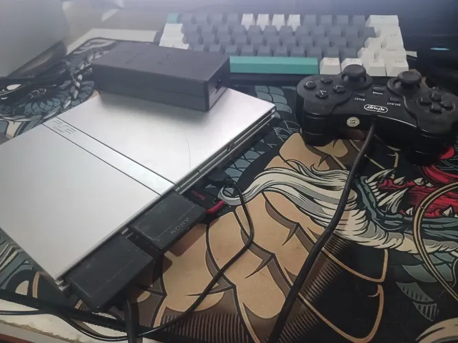 Vende se PS2 slim prata