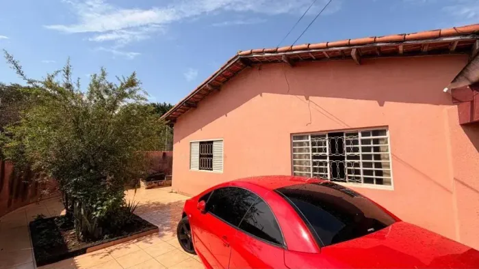 Casa de Esquina no Jardim Portugal | 3 Dormitórios + Edícula | 294m² de Terreno