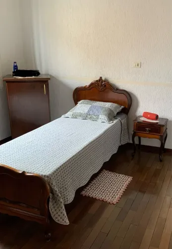 Cama de Solteiro Antiga em Madeira - Estilo Clássico com Cabeceira Trabalhada