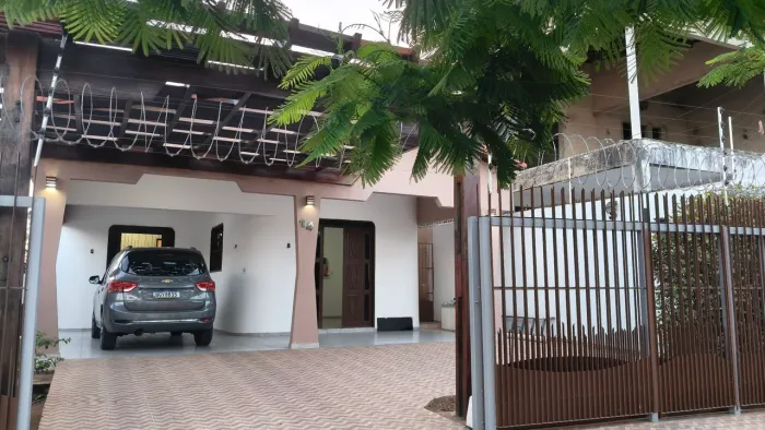 VENDE-SE em Pau dos Ferros/RN Casa funcional e acolhedora 4 quartos e 4 vagas de garagem  