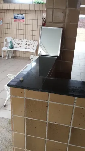 Armarinho com espelho de banheiro